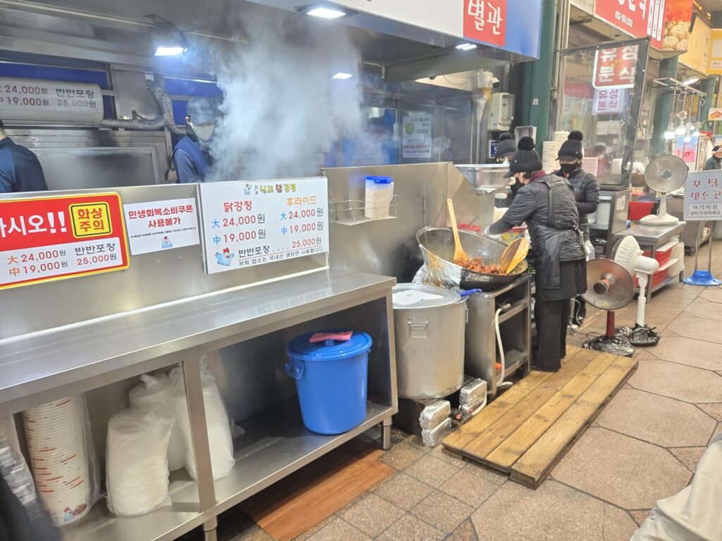 신포닭강정 일하시는 모습