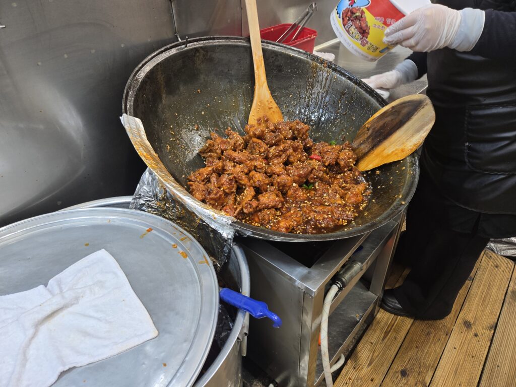 달콤·매콤 소스 코팅 장면