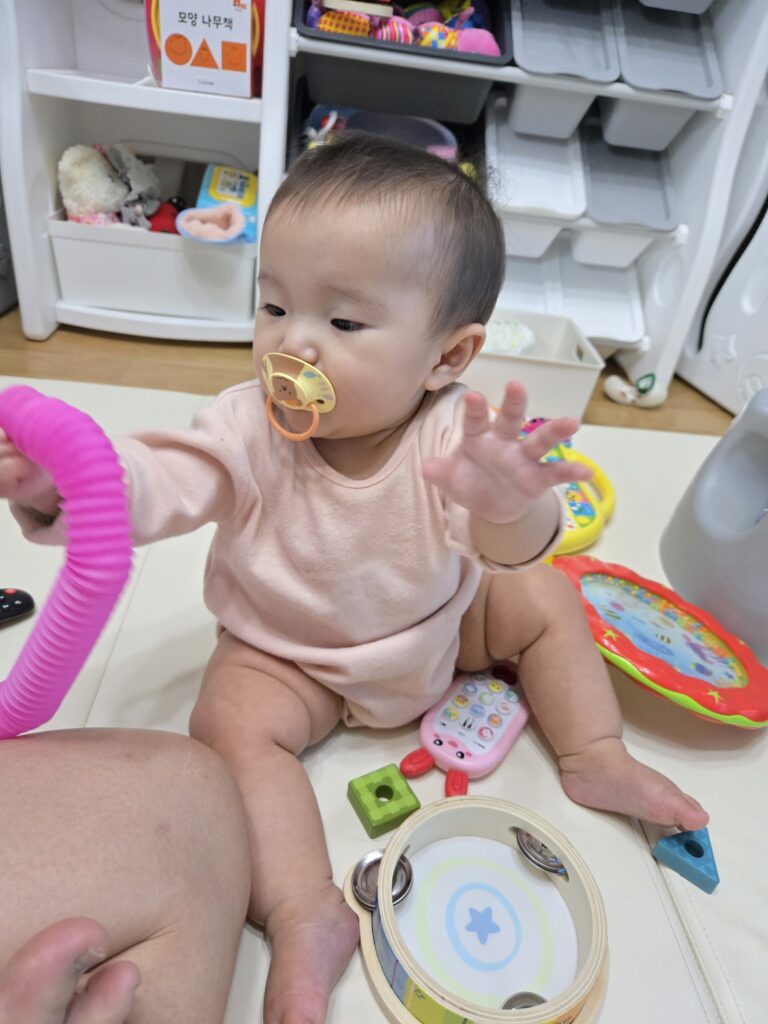 집 안에서 팝튜브 놀이 중인 아기 모습