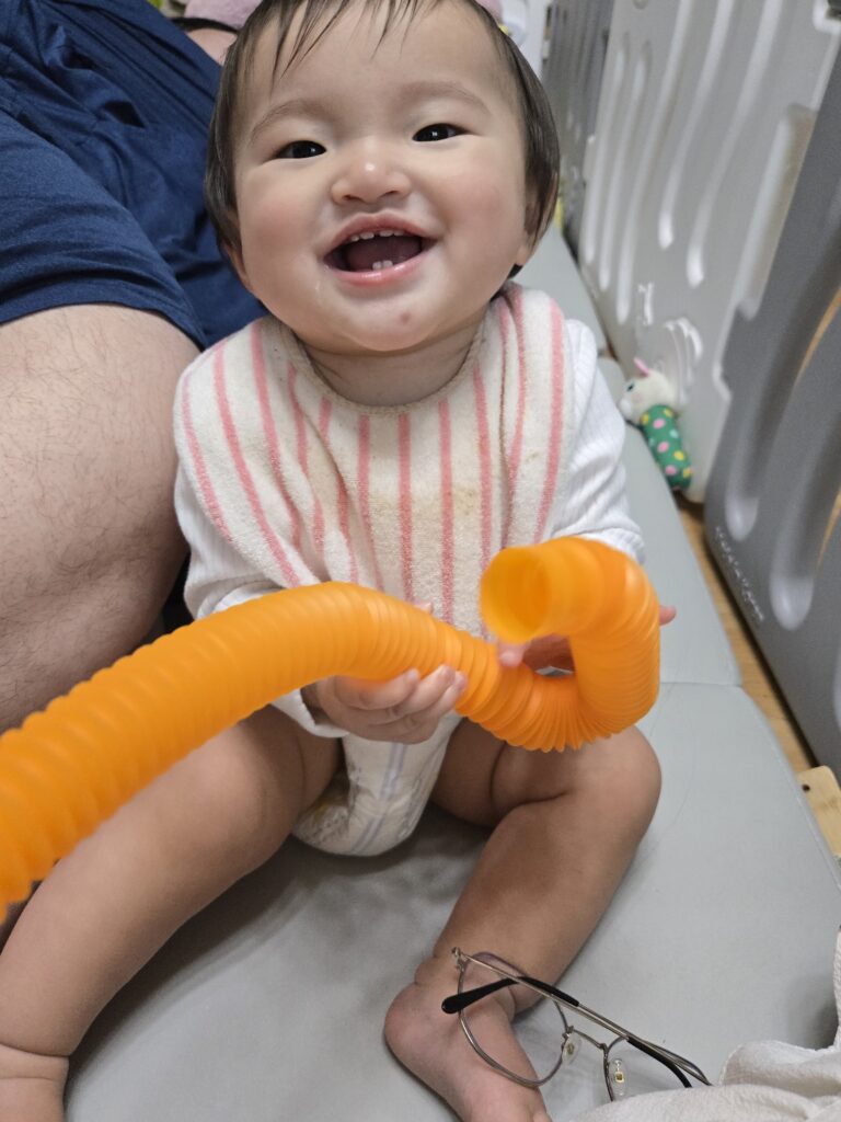 구부리고 펼치며 색상과 소리 즐기는 아기