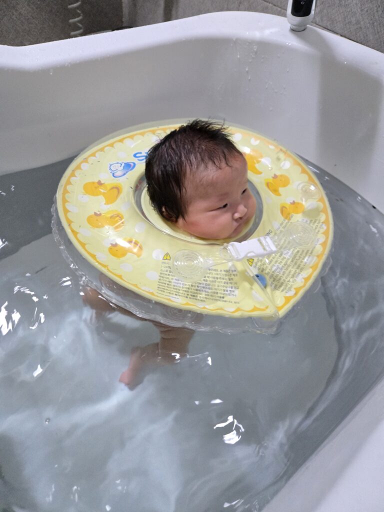 6개월 아기가 스위마바 목튜브 착용한 모습