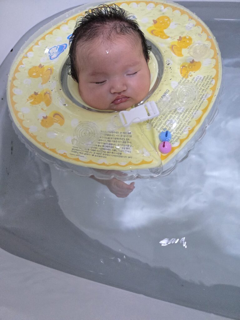 아기 욕조 물놀이 스위마바 목튜브 사용 장면