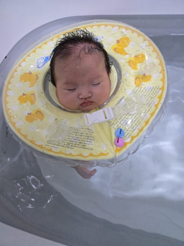 스위마바 목튜브를 착용한 아기 전신 사진