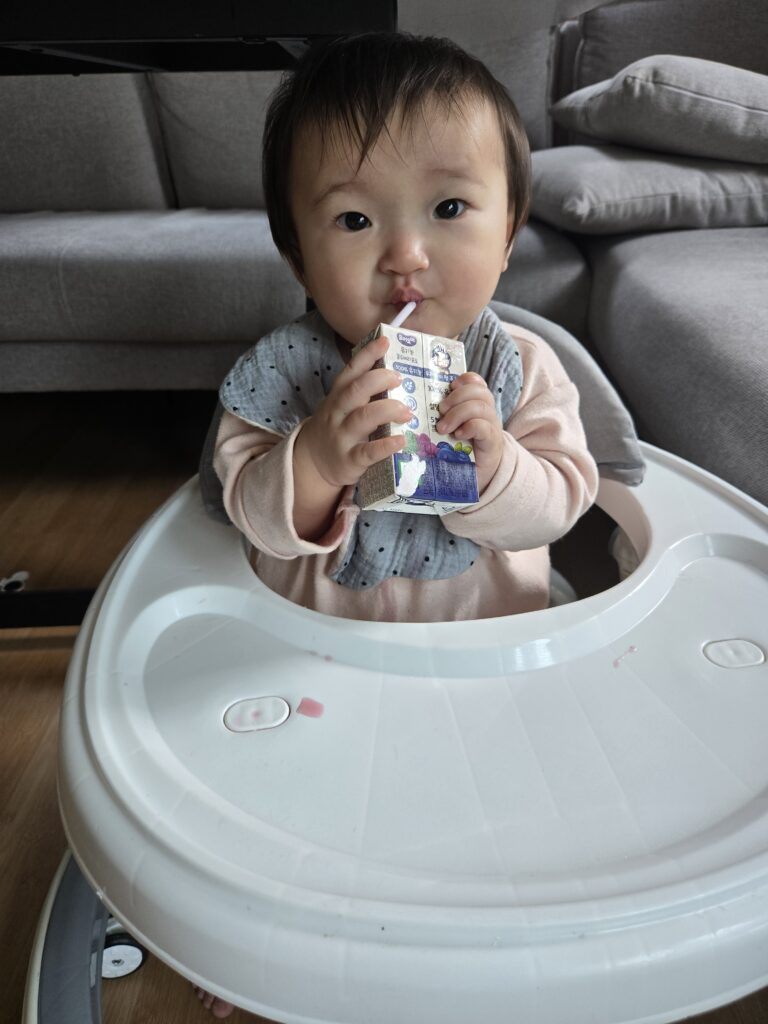 1살 아기가 요미요미 주스 빨대로 마시는 모습