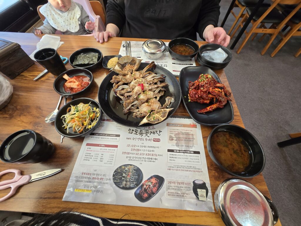 간장게장과 양념게장이 한 상에 차려진 모습