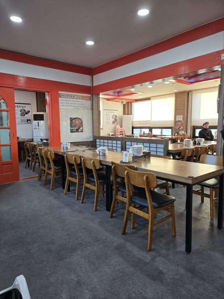 밥도둑 꽃게장 실내 인테리어와 테이블 배치