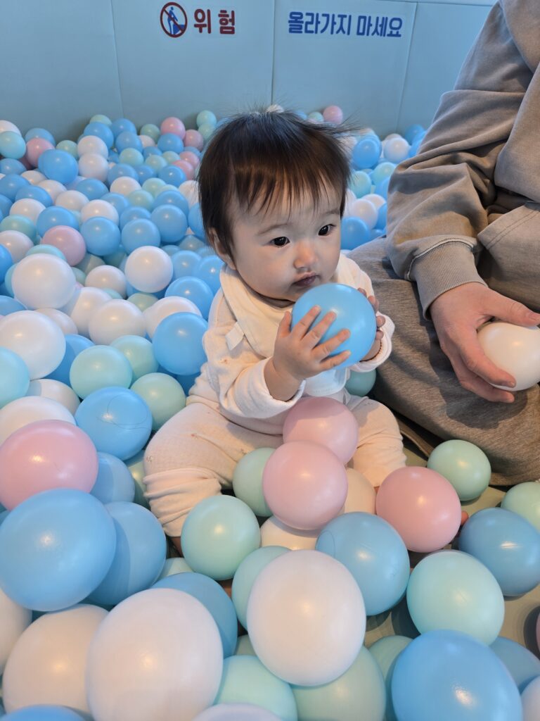 볼풀공으로 노는 모습