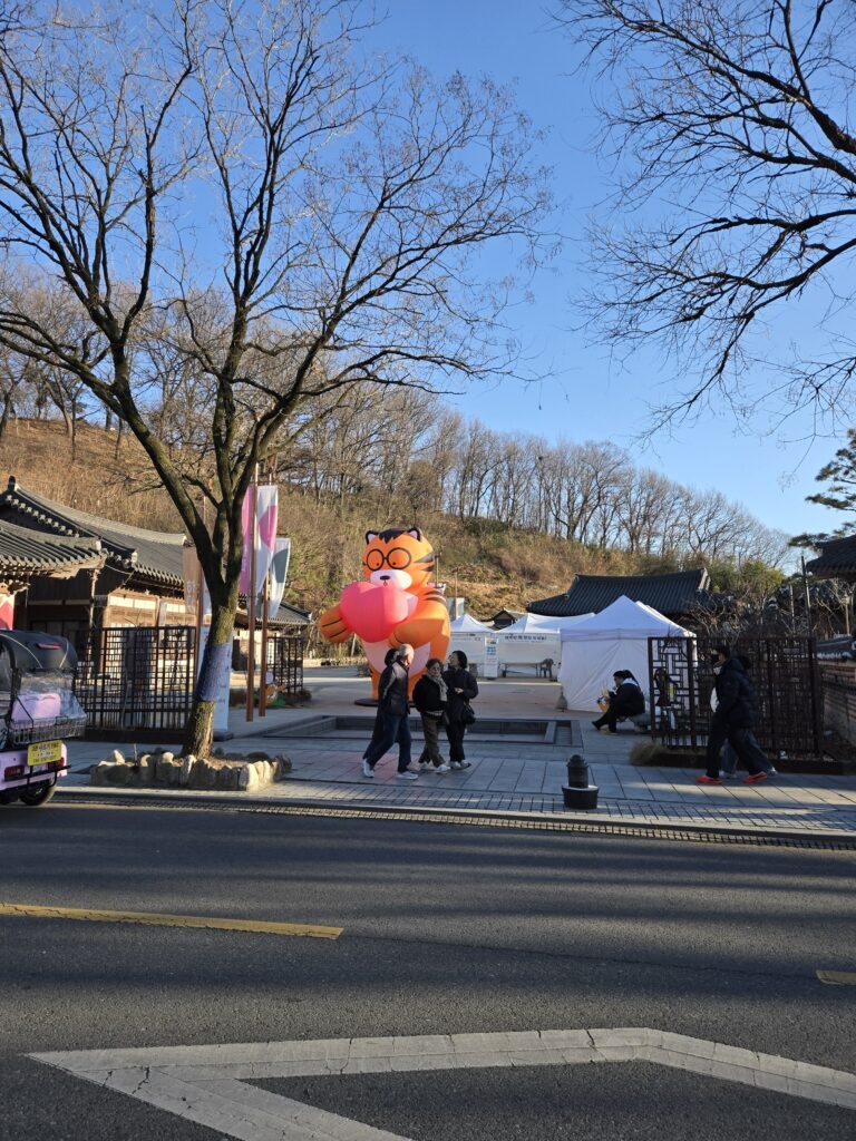 전주 한옥마을 돌담길 산책 풍경