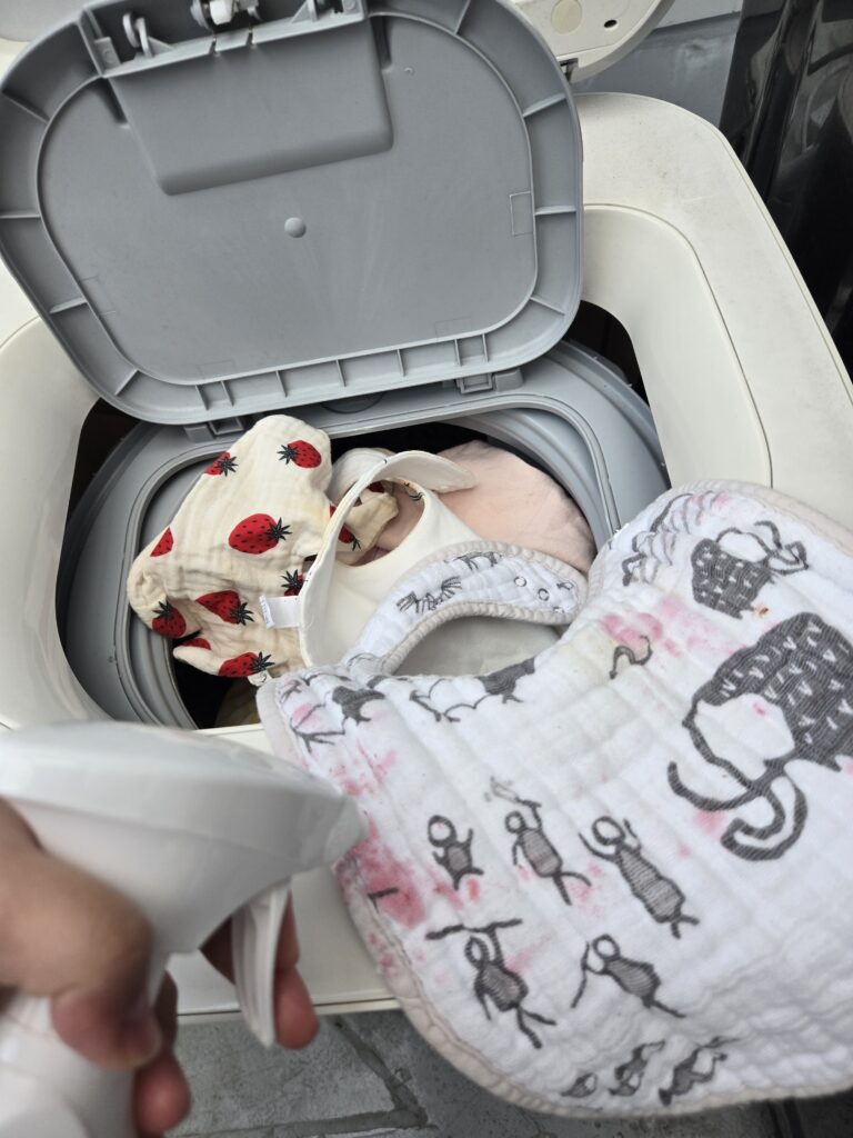 음료 얼룩 제거 전 스프레이 도포 과정