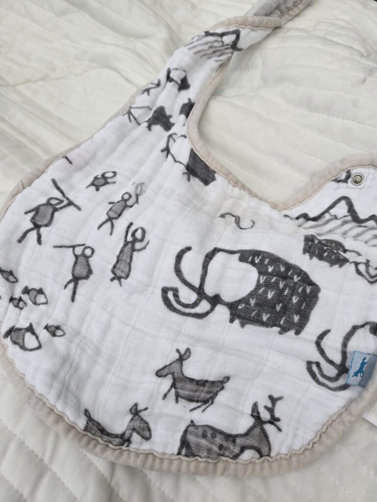 마이비 얼룩제거제 사용 후 깨끗해진 아기 턱받이 after 사진