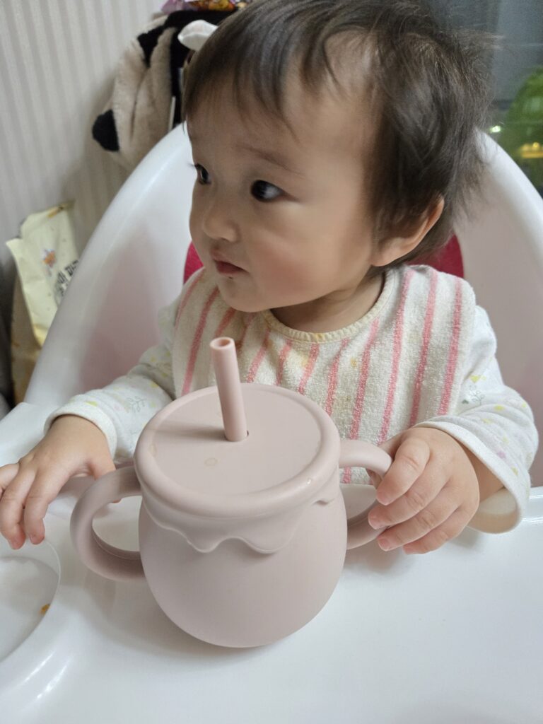 11개월 아기가 사용하는 아기 스낵컵 모습