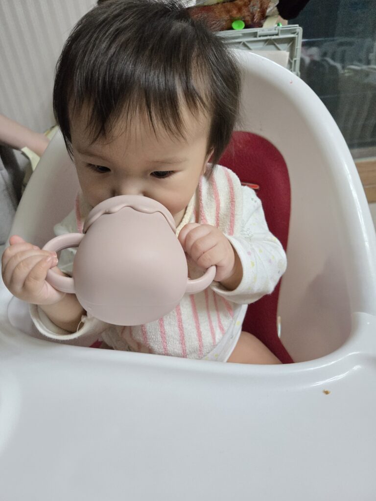 스스로 물 마시는 11개월 아기 빨대컵 사용 모습