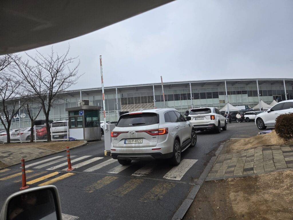 인천 아울렛 추천 매장 와이케이쇼핑아울렛 주차장 입구