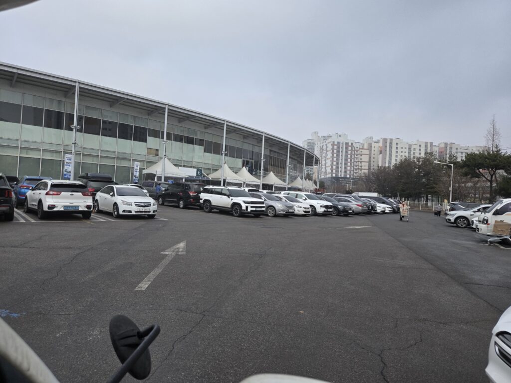 와이케이쇼핑아울렛 방문객 전용 주차 공간 모습