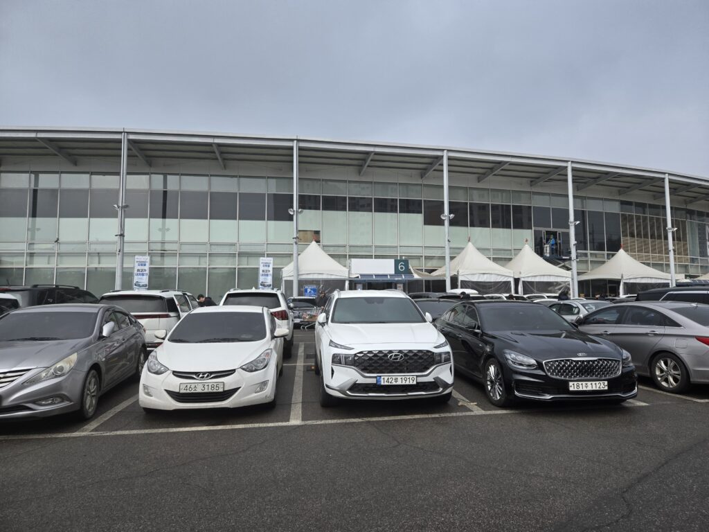 인천 서구 염곡로 149 엠파크랜드 내 와이케이쇼핑아울렛 주차장 전경