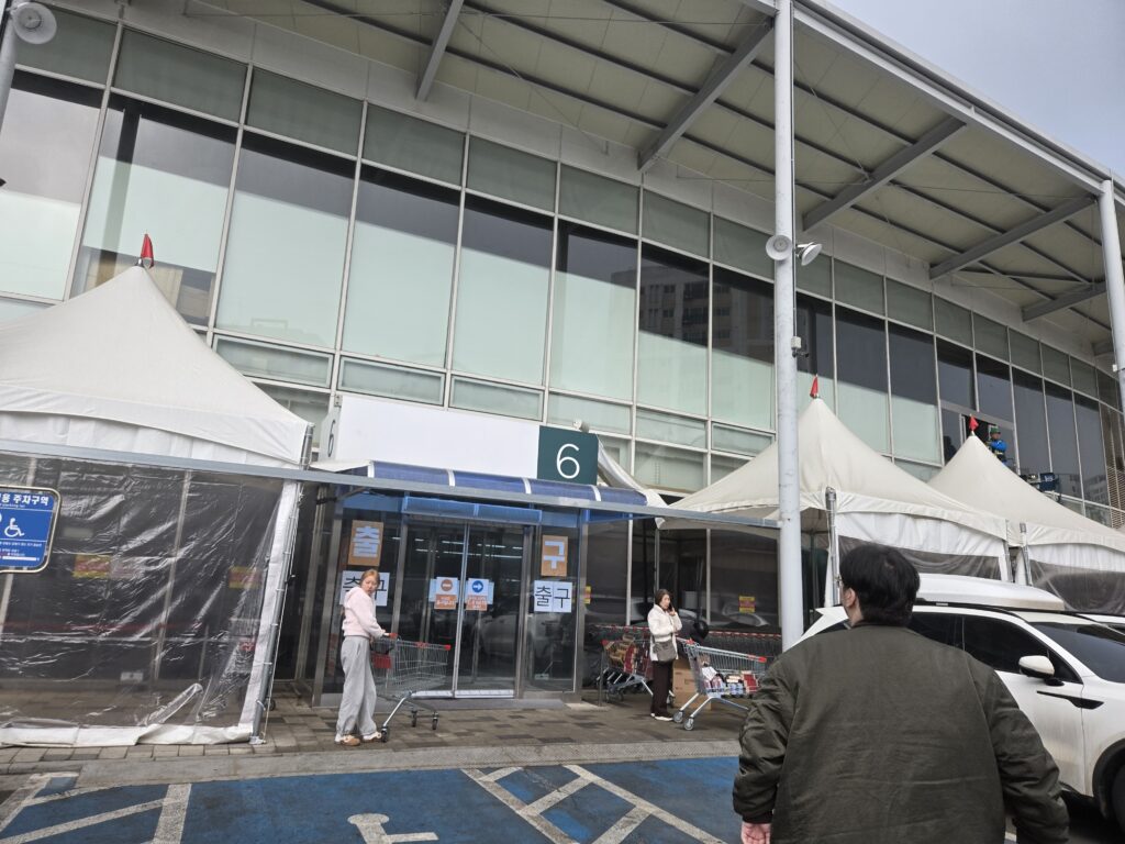 방문객이 찾기 쉬운 와이케이쇼핑아울렛 건물 모습