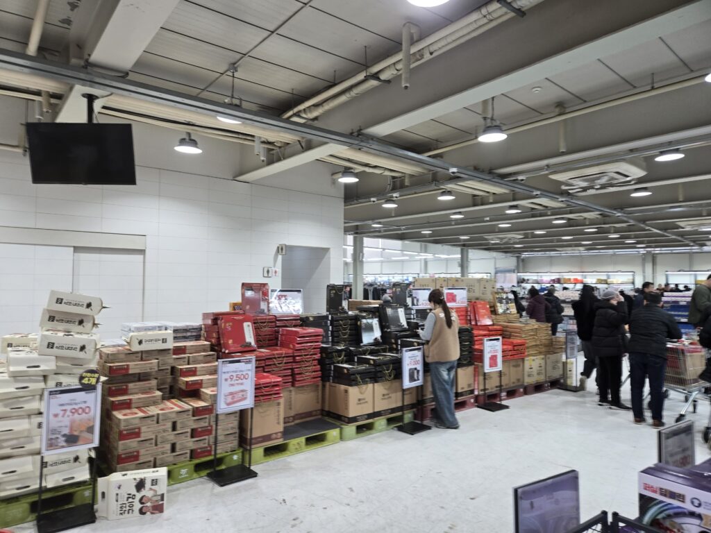 인천 서구 아울렛 와이케이쇼핑아울렛 매장 내부 전경
