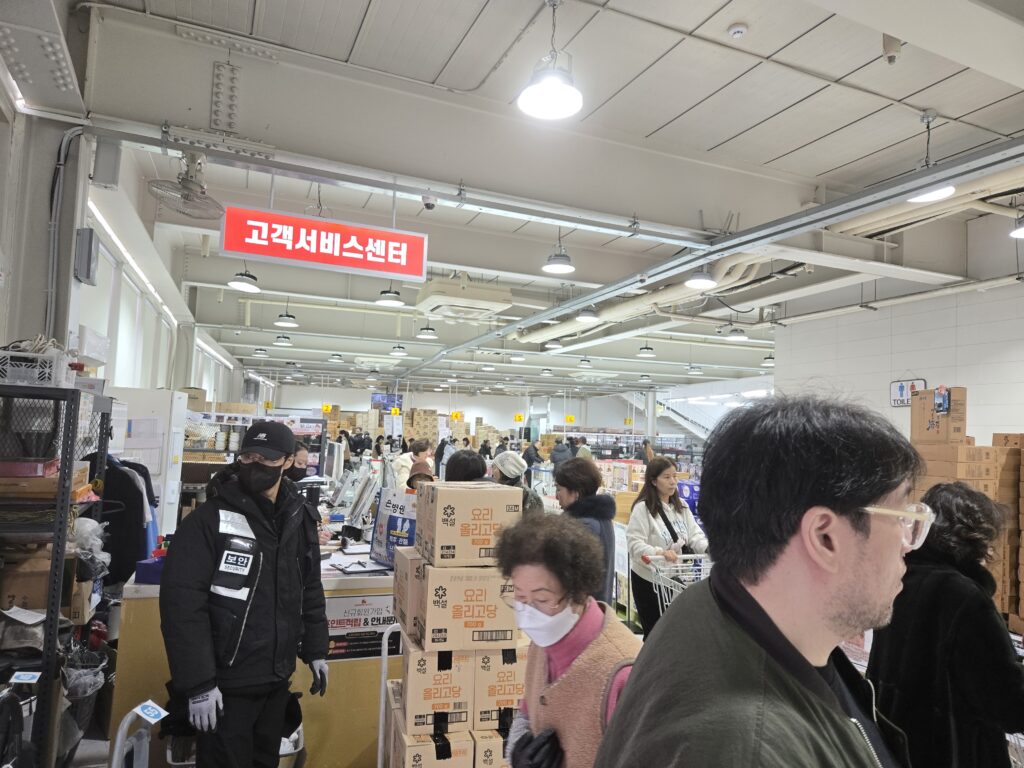 프리미엄 상품 진열대가 있는 와이케이쇼핑아울렛 내부