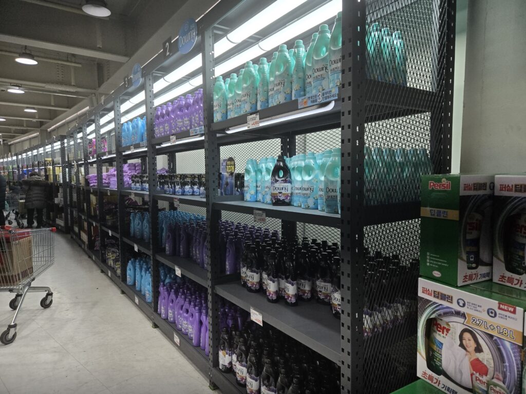 생활용품과 잡화를 판매하는 매장 내부 공간