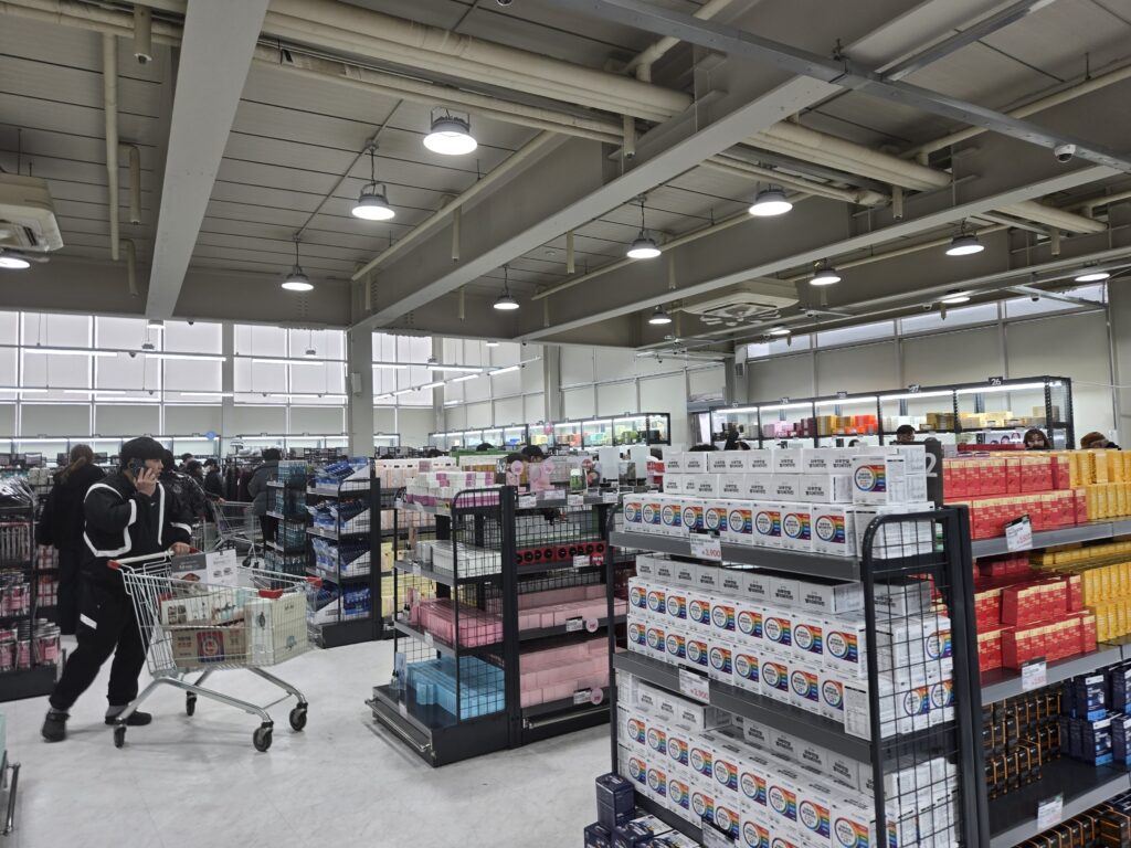 홈쇼핑 의류 상의가 진열된 와이케이쇼핑아울렛 내부 모습