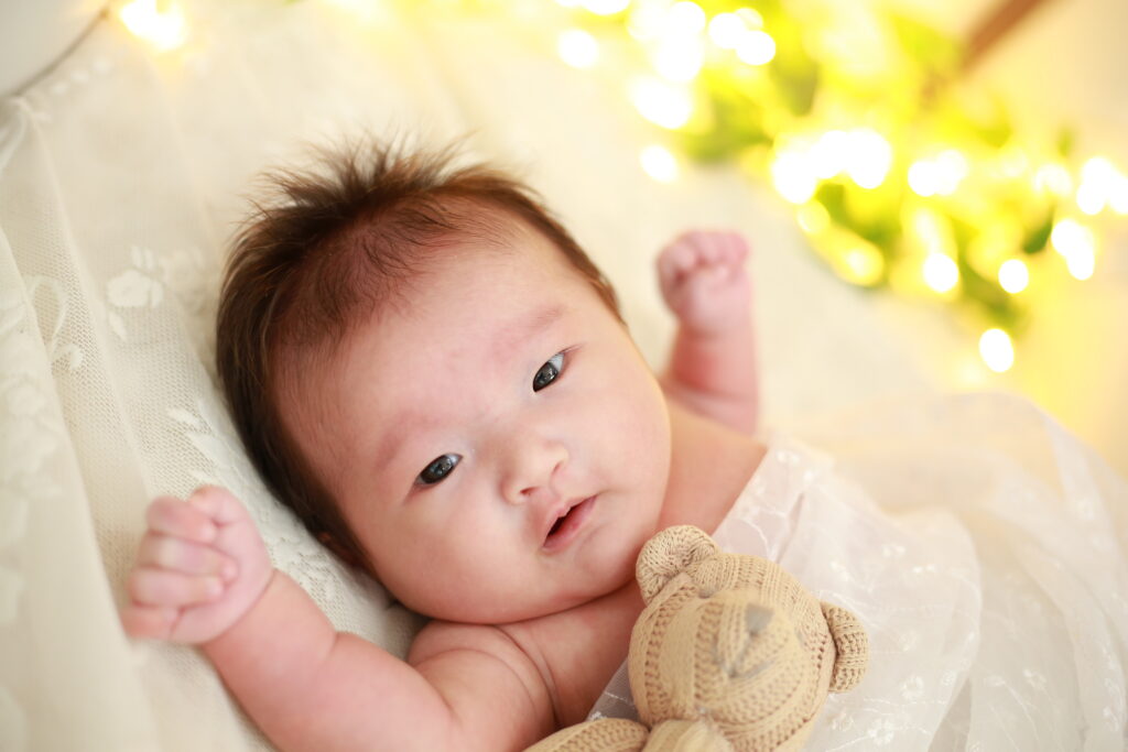 신생아 모습과 출산 가구 지원 정책 안내