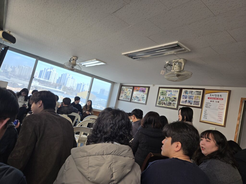 오씨칼국수 본점 2층 웨이팅 대기 공간