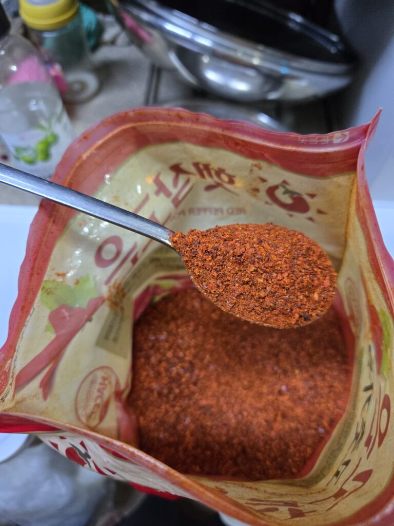 봄동 겉절이 레시피 양념장 만들기 고춧가루 넣는 과정