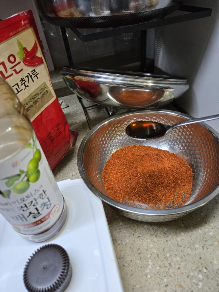 봄동 겉절이 레시피 새콤달콤한 매실청 넣는 과정