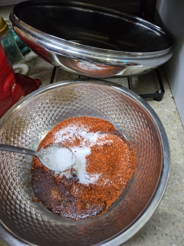 봄동 겉절이 레시피 설탕 넣어 단맛 더하는 모습