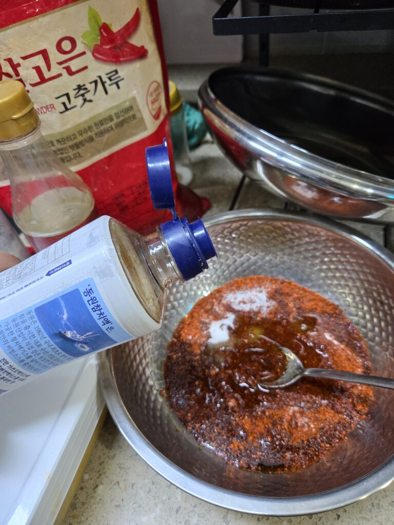 봄동 겉절이 레시피 참치액 넣어 감칠맛 살리는 장면