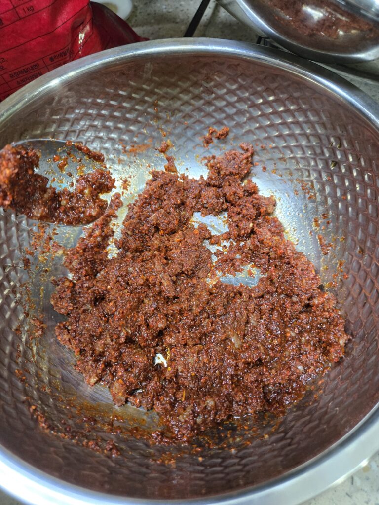 봄동 겉절이 레시피 양념장을 골고루 섞어 만드는 과정