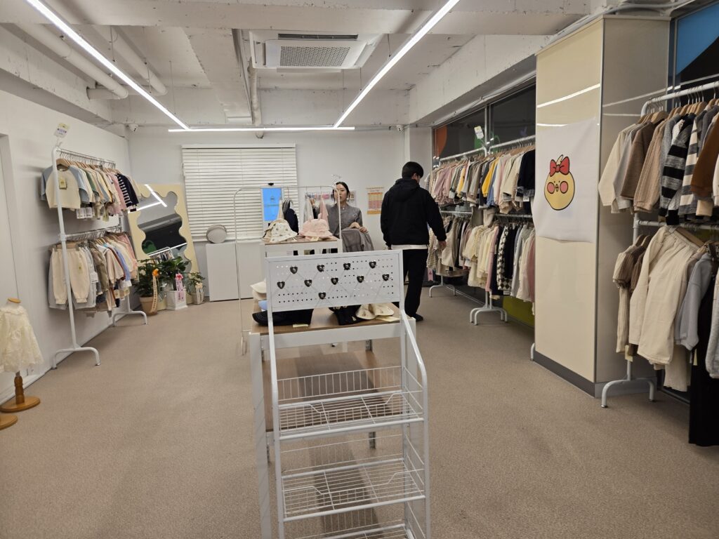 그라운드덕 대전 매장 내부 유아동복 진열 모습