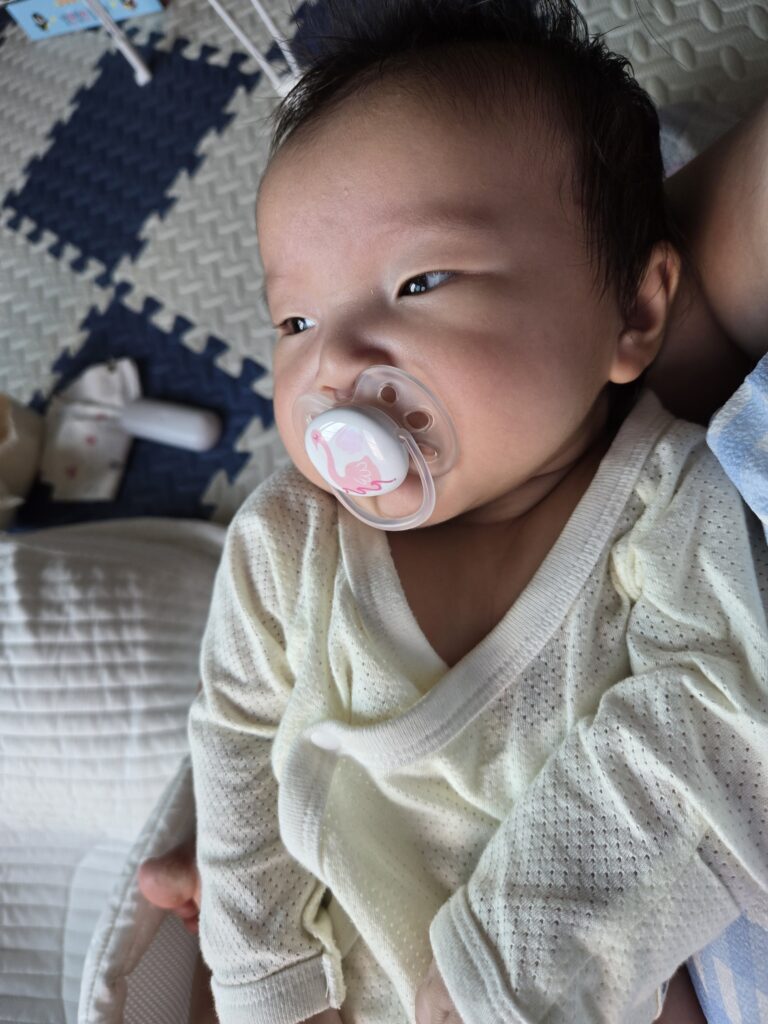 쪽쪽이를 물고 있는 아기 모습