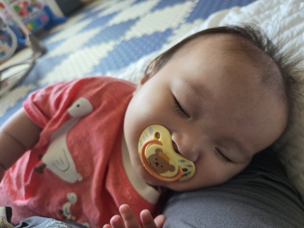 쪽쪽이에 의존하는 아기 모습