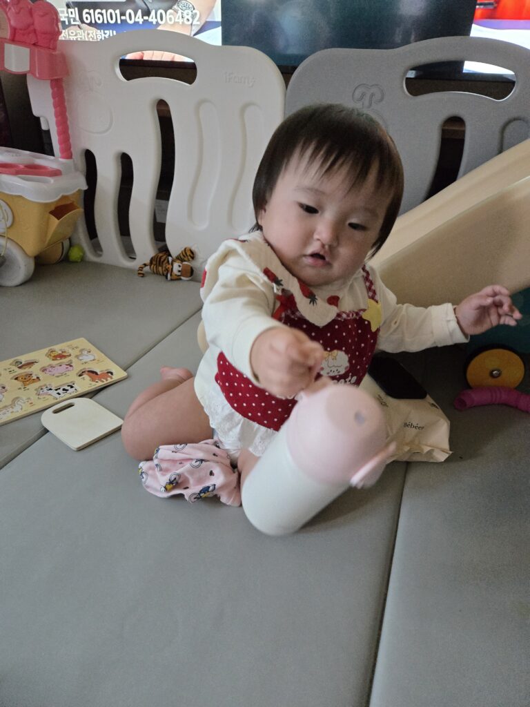 누비스텐원터치물병 아기 사용 자연스러운 모습