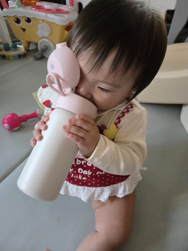 누비스텐원터치물병 12개월 아기 첫물병추천 사용 모습