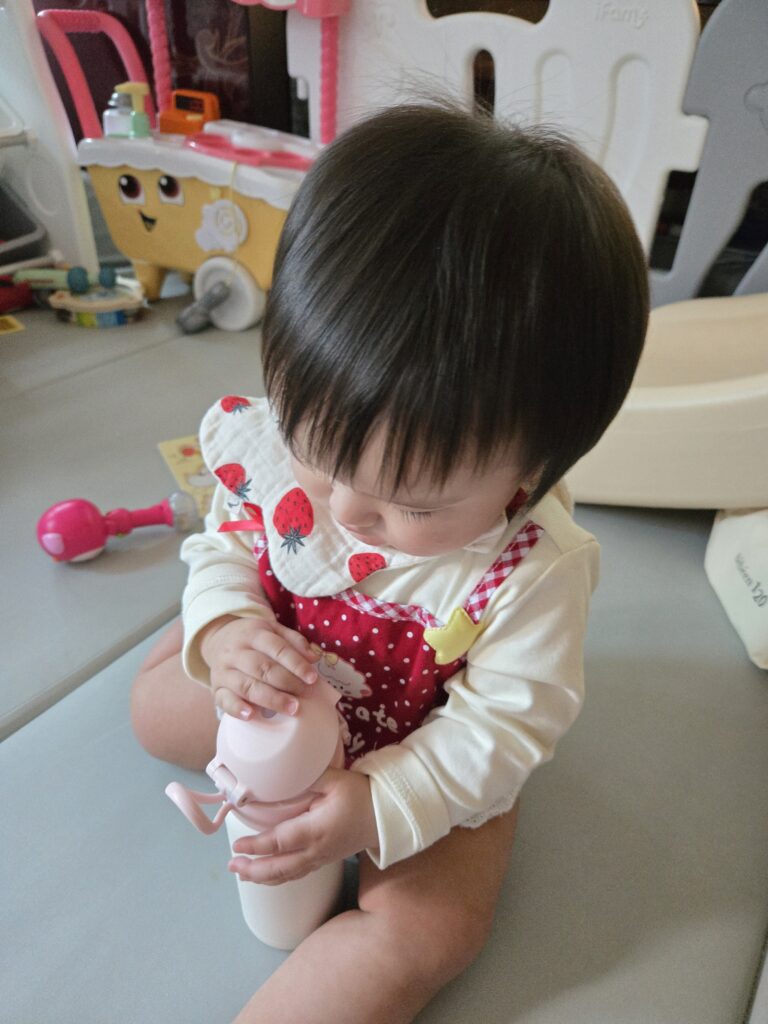 누비스텐원터치물병 아기 사용 자연스러운 모습