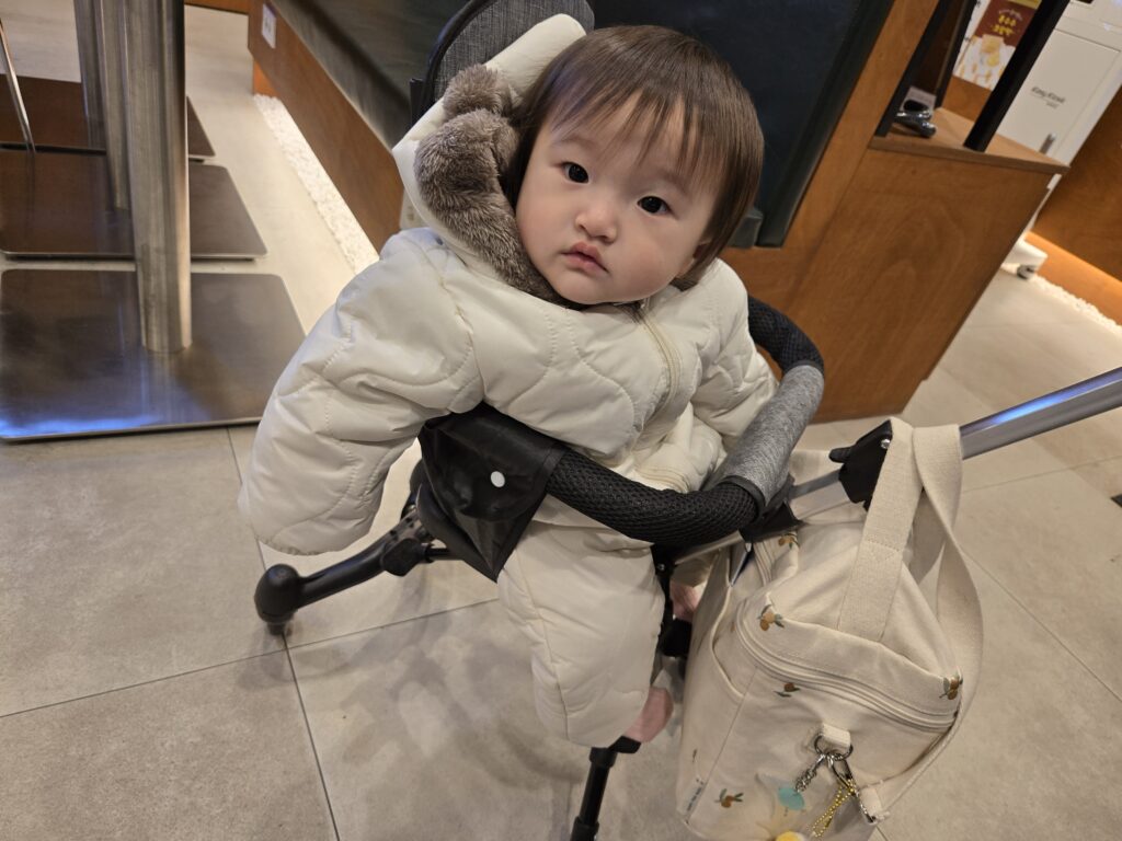 유아 트라이크 타는 12개월 아기 모습