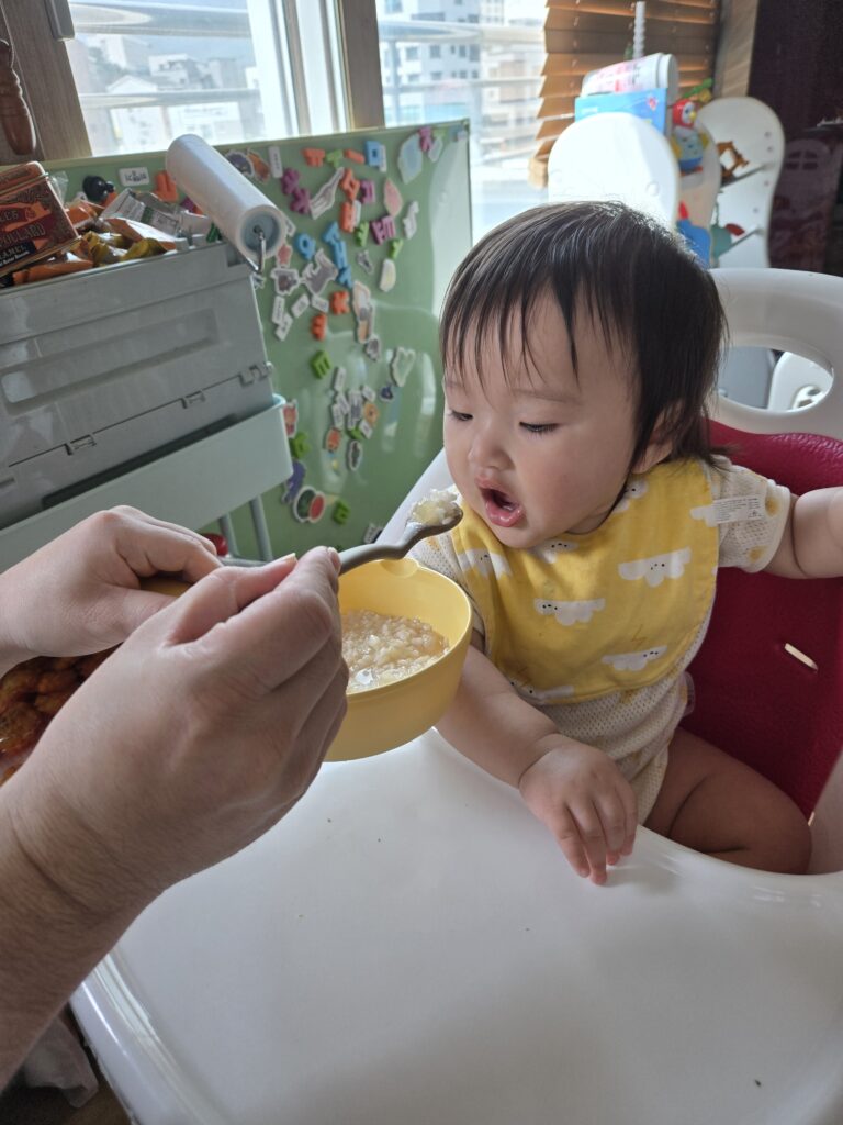 아기용 부드러운 실리콘 이유식 스푼 사용 예시