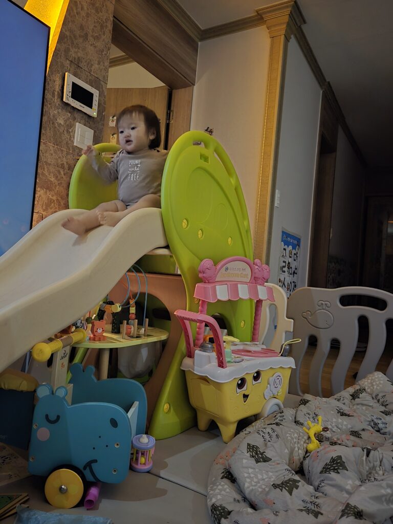 돌아기 미끄럼틀 실내 놀이 모습