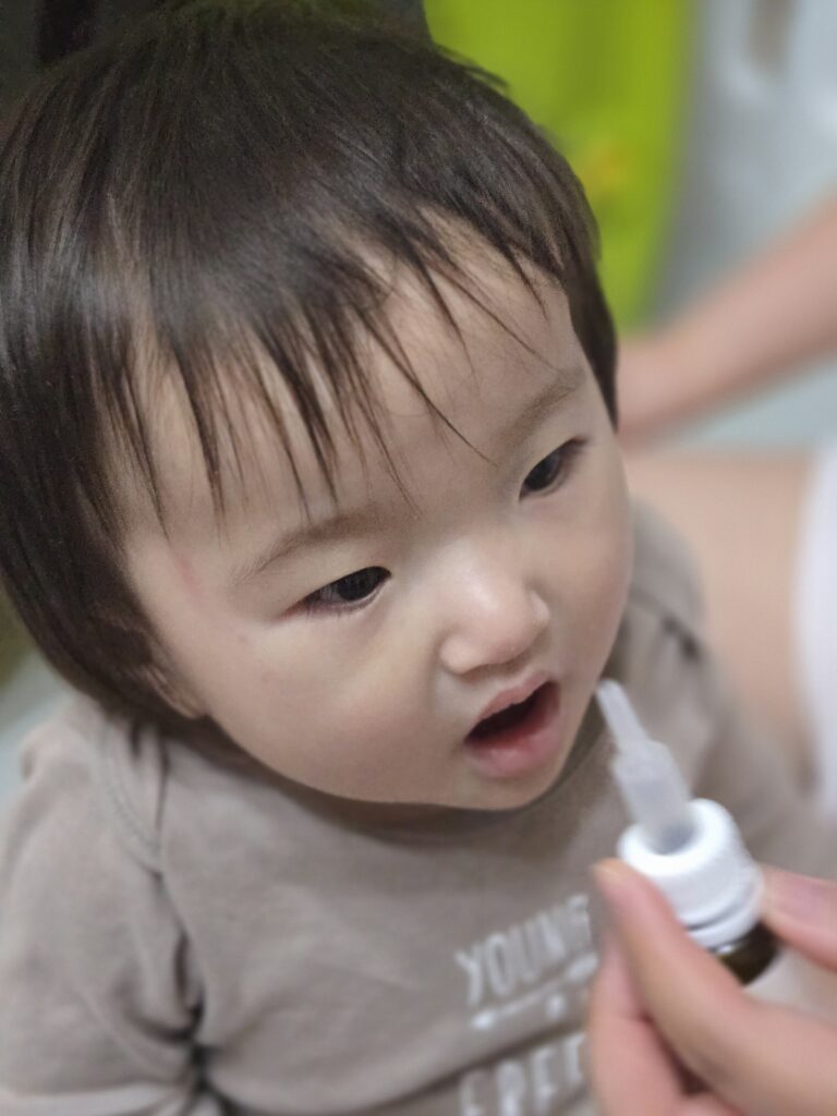 아기 유산균 드롭 먹는 모습