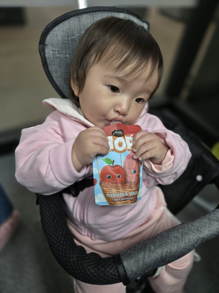 아기가 먹는 아넬라 퓨레 사용 장면