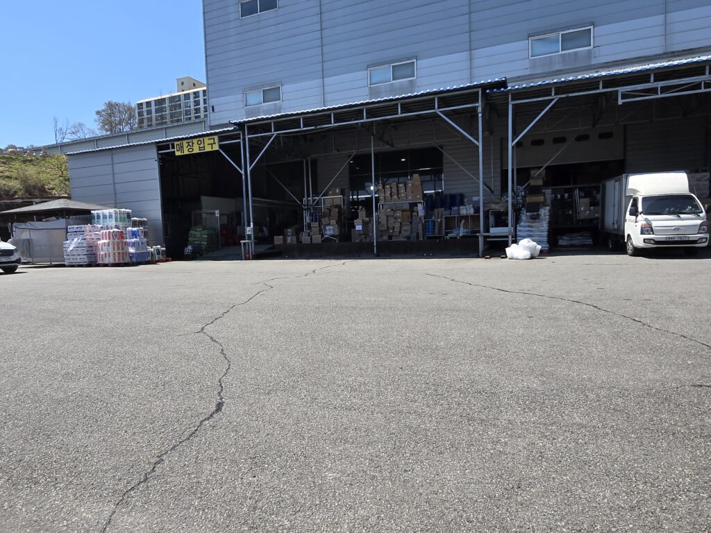 억대유통 대형 창고형 종합도소매 매장 입구