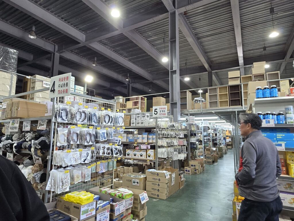 생활용품이 진열된 억대유통 매장 내부 모습