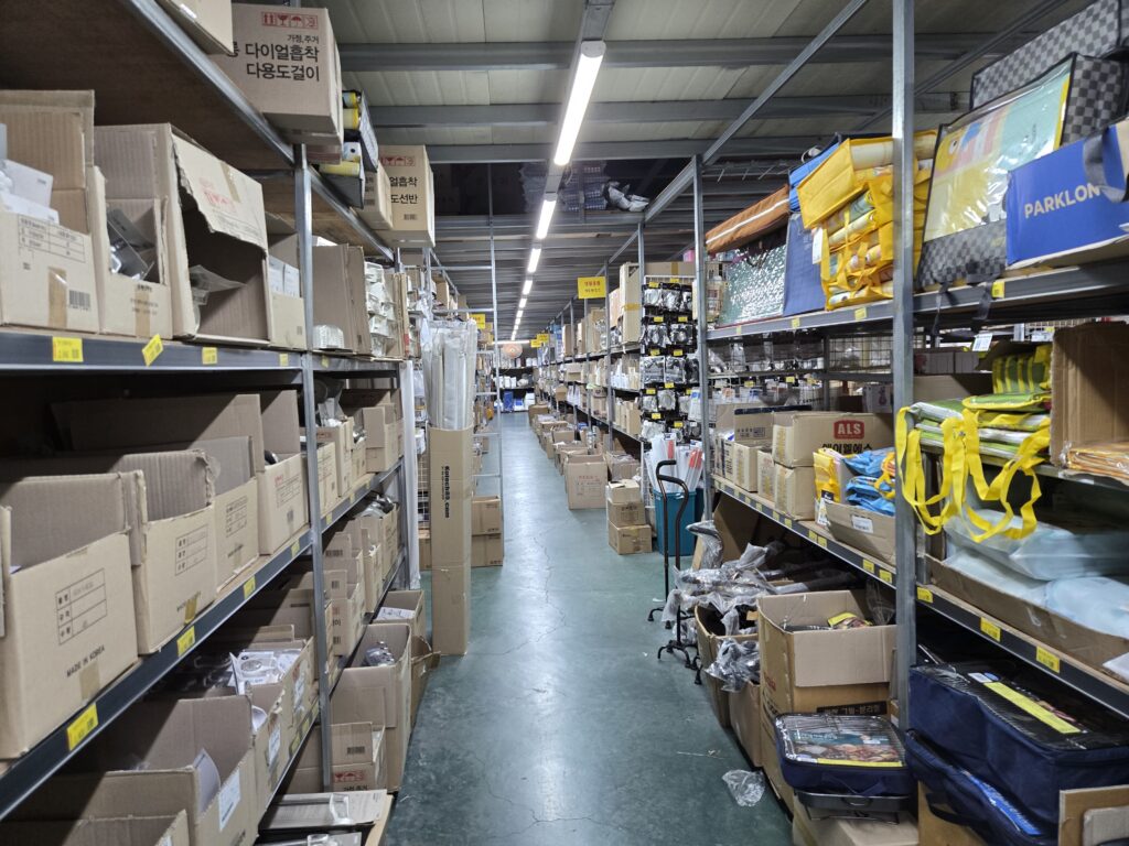 종합도소매 매장 억대유통의 넓은 내부 구조