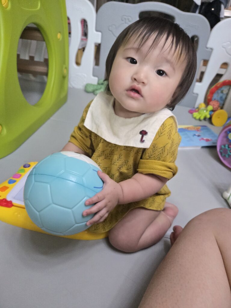 아이가 다이소 탱탱볼로 놀고 있는 모습