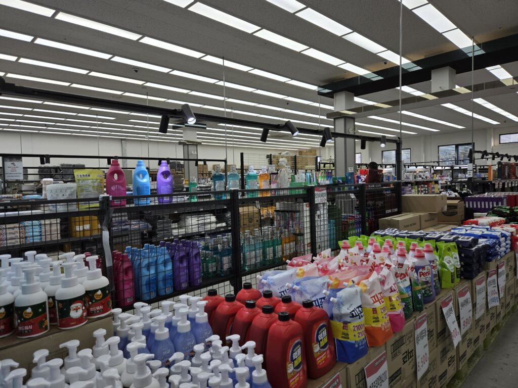 디데이산타 생활용품 코너 진열 모습