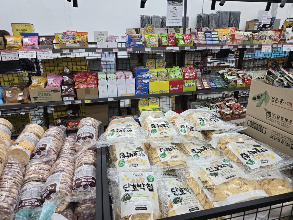 디데이산타 식품 코너 과자와 간식 진열