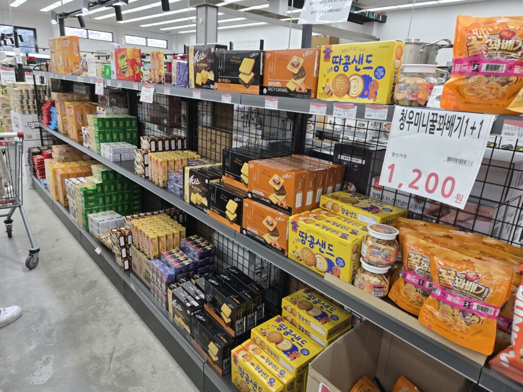 디데이산타 가성비 상품 진열대 모습