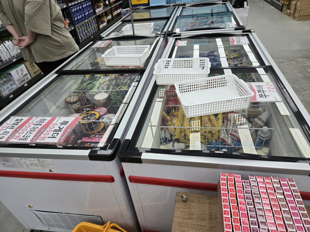 디데이산타 깔끔하게 정리된 매장 내부